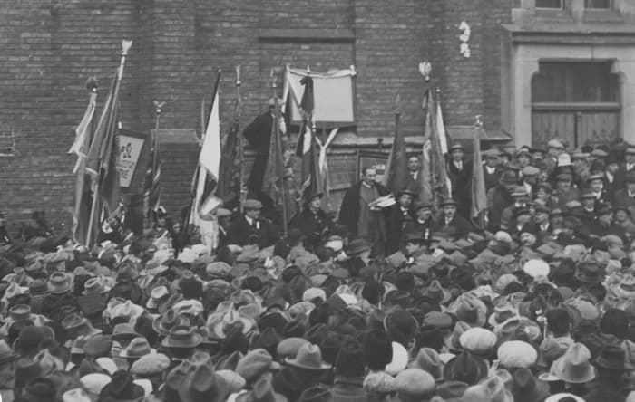 Witos przemawia na Kongresie Polskiego Stronnictwa Ludowego "Piast" w Krakowie, listopad 1926 r. Przewrót majowy spowodował, że Witos nie tylko stracił fotel premiera, ale musiał też zmagać się z rozłamem w szeregach partii – w "Piaście" uaktywnili się bowiem zwolennicy Piłsudskiego.