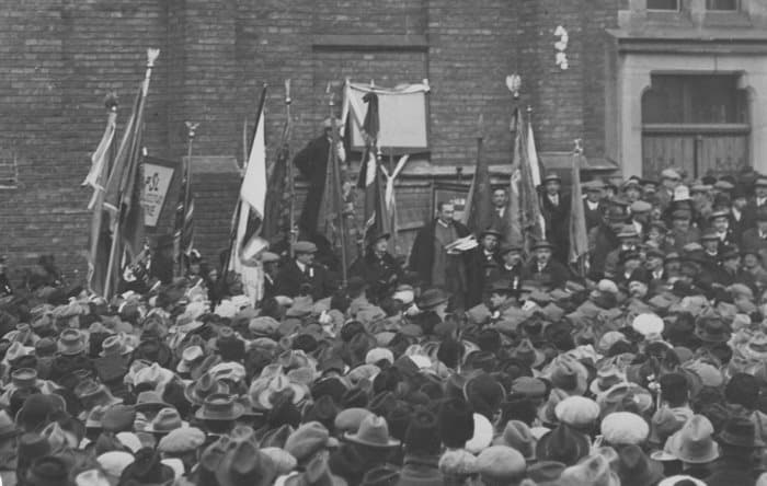 Witos przemawia na Kongresie Polskiego Stronnictwa Ludowego "Piast" w Krakowie, listopad 1926 r. Przewrót majowy spowodował, że Witos nie tylko stracił fotel premiera, ale musiał też zmagać się z rozłamem w szeregach partii – w "Piaście" uaktywnili się bowiem zwolennicy Piłsudskiego.