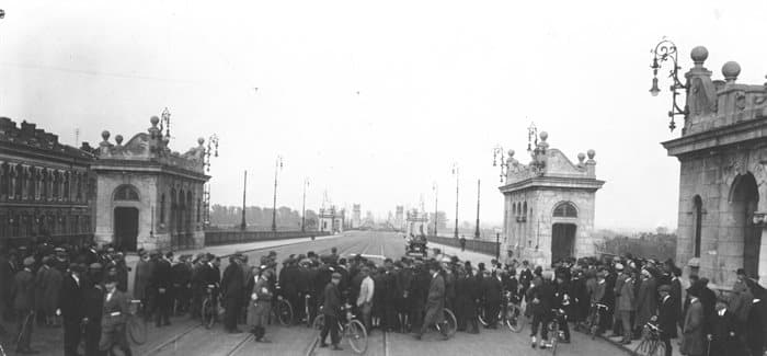 Tłum ludzi z rowerami przy wjeździe na most Księcia Józefa Poniatowskiego – widok w kierunku Pragi. Warszawskie mosty stały się w chwili zamachu linią frontu między oddziałami wiernymi legalnym władzom a tymi, które popierały Piłsudskiego.