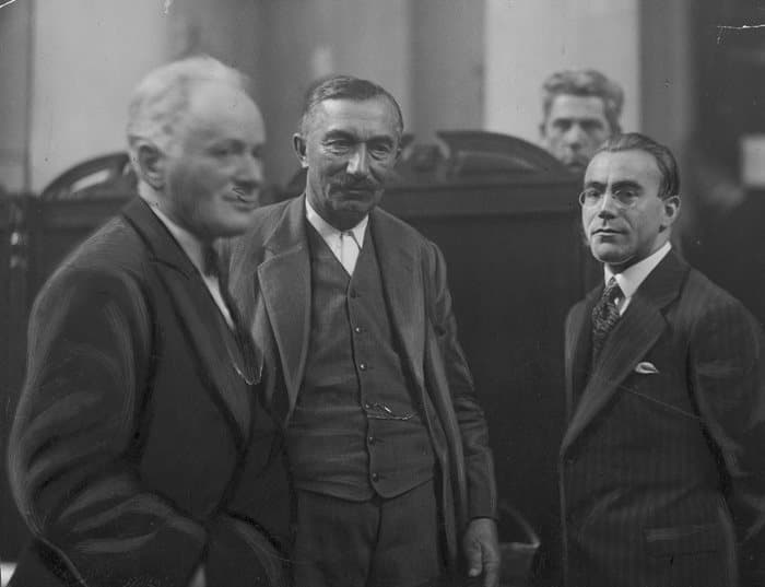 Proces brzeski. Od lewej stoją oskarżeni: Herman Lieberman, Wincenty Witos i Kazimierz Bagiński.