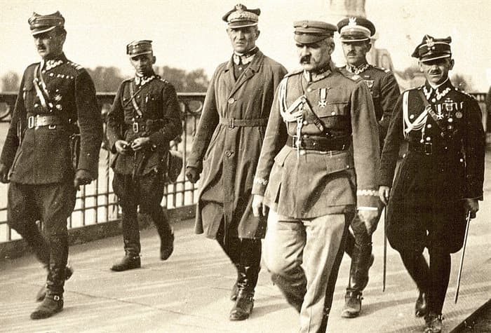 Józef Piłsudski na moście Poniatowskiego. Piłsudski ustąpił z życia publicznego w 1923 r. po tym, jak władzę przejęła pierwsza koalicja "Chjeno-Piasta". Marszałek uważał prawicę za odpowiedzialną za śmierć prezydenta Narutowicza, a polski parlamentaryzm za ułomny system.