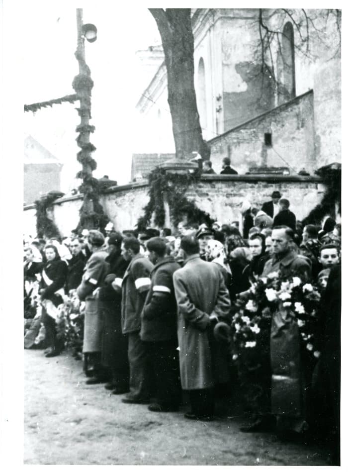 Żałobnicy w oczekiwaniu na kondukt z trumną Witosa. Podczas uroczystości w Krakowie pierwsze skrzypce odgrywali przedstawiciele władz komunistycznych. Liczyli na zaskarbienie sobie przychylności chłopów, których głosy miały niebagatelne znaczenie: zgodnie ze spisem sumarycznym z 1946 roku ponad 16 z 23 milionów obywateli żyło na wsi.  