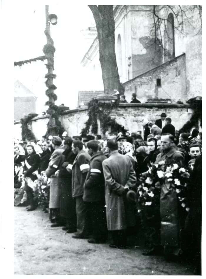 Żałobnicy w oczekiwaniu na kondukt z trumną Witosa. Podczas uroczystości w Krakowie pierwsze skrzypce odgrywali przedstawiciele władz komunistycznych. Liczyli na zaskarbienie sobie przychylności chłopów, których głosy miały niebagatelne znaczenie: zgodnie ze spisem sumarycznym z 1946 roku ponad 16 z 23 milionów obywateli żyło na wsi.  