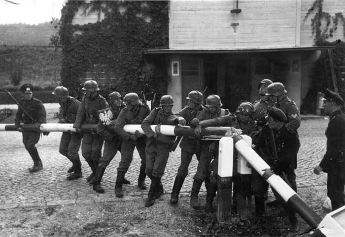 Policja Wolnego Miasta Gdańska przekracza granicę Polski – łamanie szlabanu granicznego (niemieckie propagandowe zdjęcie pozowane, wykonane 1 września 1939).