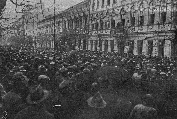 Zamieszki w Krakowie w 1923 r. Wystąpienia przeciwko problemom z aprowizacją, drożyźnie i inflacji przybrały w stolicy Małopolski rozmiary robotniczej rewolty. Zginęło 15 robotników, 3 cywili i 14 żołnierzy (skierowanych do pacyfikacji wystąpienia).