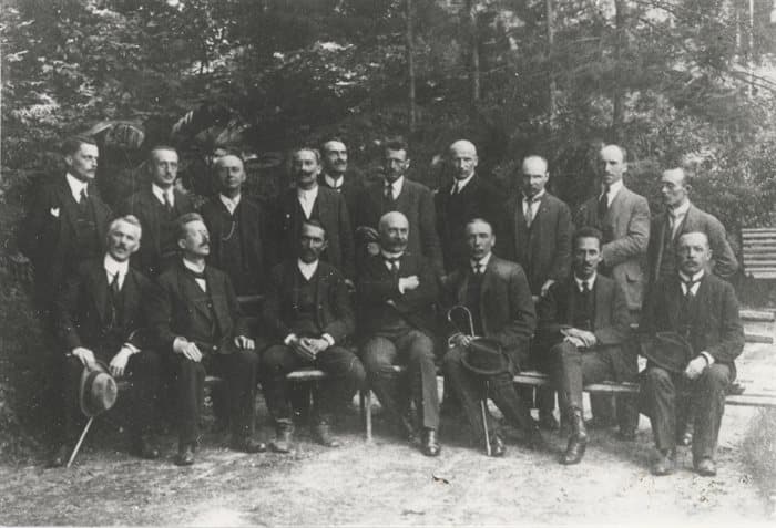 Członkowie Polskiej Komisji Likwidacyjnej. Trzeci z lewej siedzi Witos. Po jego lewej stronie siedzi z-ca przewodniczącego komisji Tadeusz Tertil – burmistrz Tarnowa; po jego prawej – z-ca przewodniczącego komisji sędzia Józef Ptaś. 