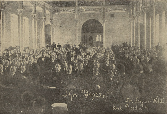Otwarcie obrad Sejmu I kadencji w 1922 r. W pierwszym rzędzie, drugi z lewej siedzi Wincenty Witos. 