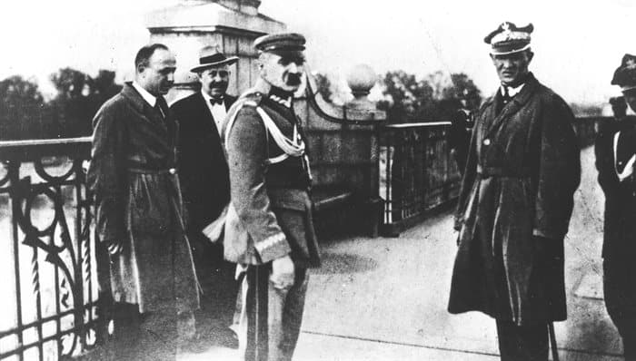Józef Piłsudski na moście Poniatowskiego. 12 maja o godz. szesnastej Marszałek spotkał się tutaj z prezydentem Stanisławem Wojciechowskim. Ten wezwał Marszałka do ustąpienia. Fiasko rozmów doprowadziło do zbrojnej konfrontacji. W wyniku przewrotu zginęło 215 żołnierzy i 164 cywilów.