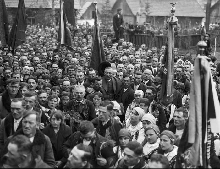 Uroczystości w Wierzchosławicach z okazji XXV-lecia działalności politycznej Wincentego Witosa. Lider ludowców niesiony przez chłopów, 30 kwietnia 1933 r. Uroczystość była wiecem poparcia dla byłego premiera. We wsi zgromadziły się tysiące ludzi, wystawiono 120 sztandarów. 