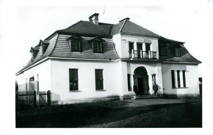 Dom ludowy w Wierzchosławicach. Powstał dzięki staraniom Wincentego Witosa w latach 1921-1924. Tutaj urzędował jako wójt Wierzchosławic aż do 1931 roku. 